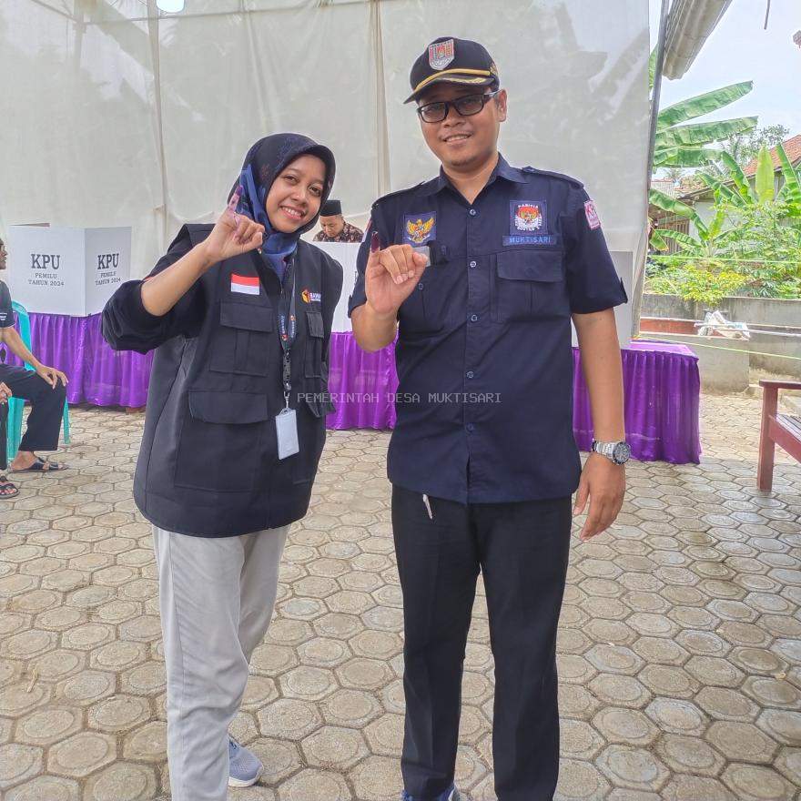 SEKDES DESA MUKTISARI NYOBLOS DI TPS 13 DILANJUT PANTAU JALANNYA PEMILU SERENTAK 2024