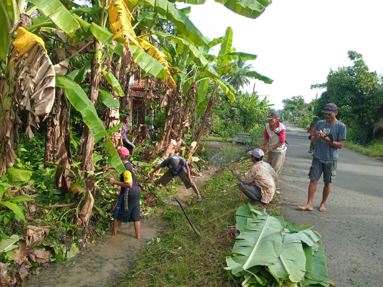 WARGA DUSUN MUKTISARI KERJA BAKTI DALAM RANGKA BULAN SUCI RAMADHAN 