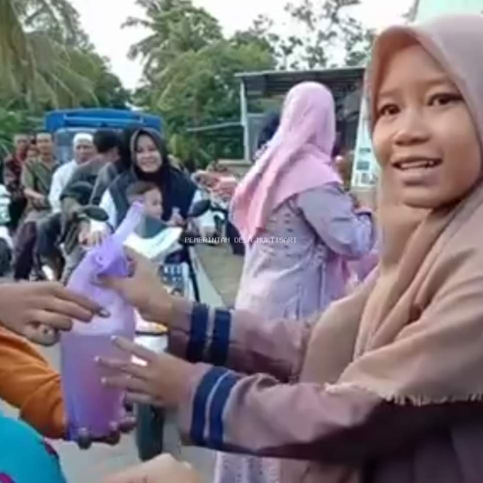PEDULI SESAMA SISWA-SISWI MI MA'ARIF 01 MUKTISARI BAGI-BAGI TAKJIL KE PENGGUNA JALAN