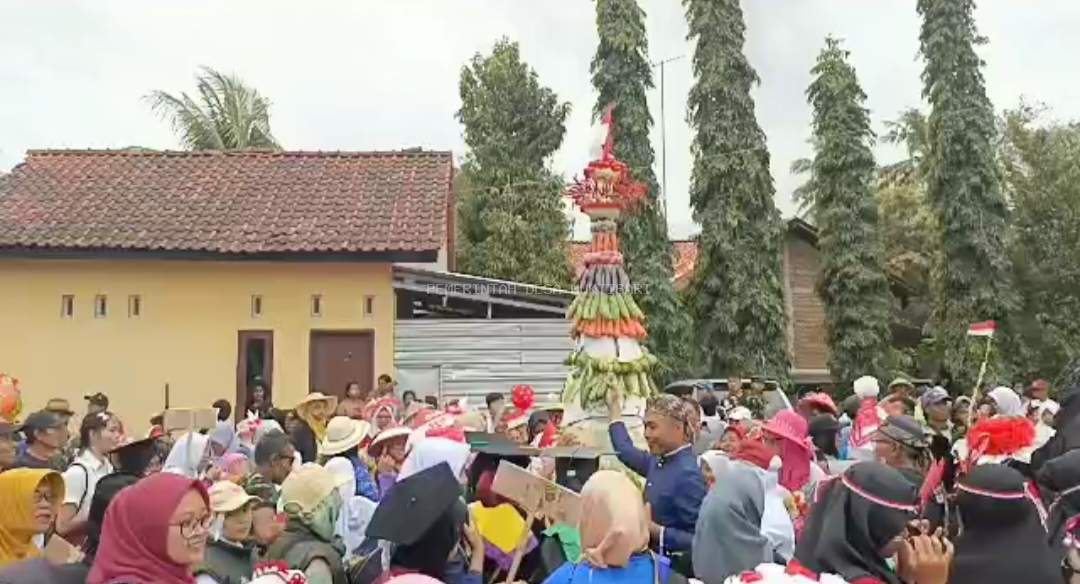 KIRAB GUNUNGAN SAYUR DAN BUAH HASIL BUMI UPAYA JAGA TRADISI DESA MUTKISARI 