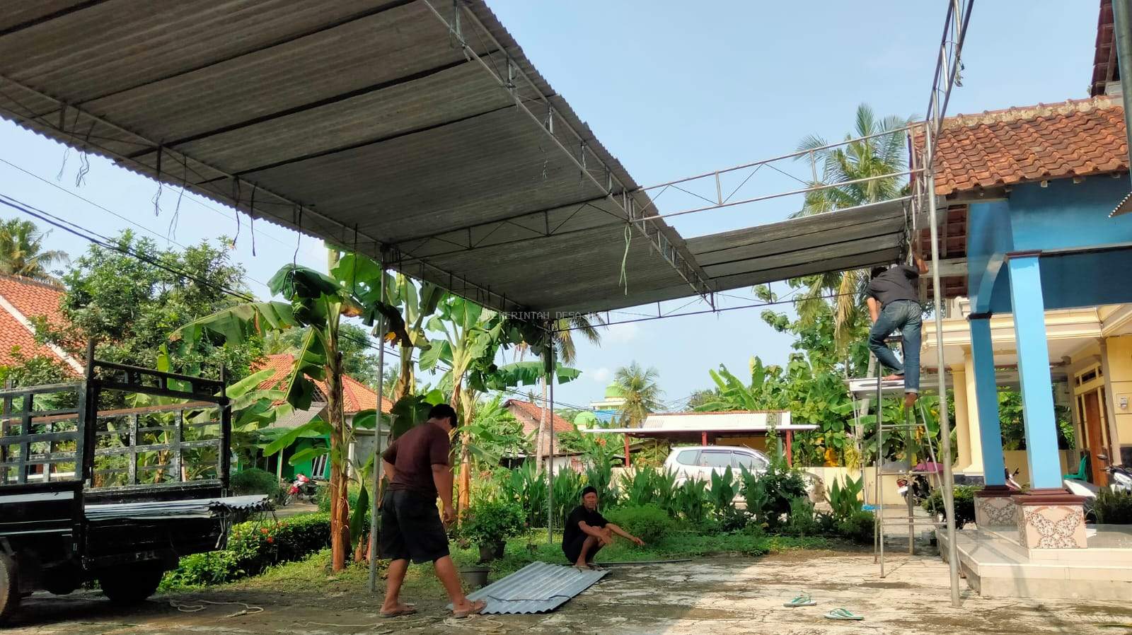 H-3 PILKADA MASING-MASING TPS DI DESA MUKTISARI MULAI PASANG TARUB/TENDA DI LOKASI PENCOBLOSAN 