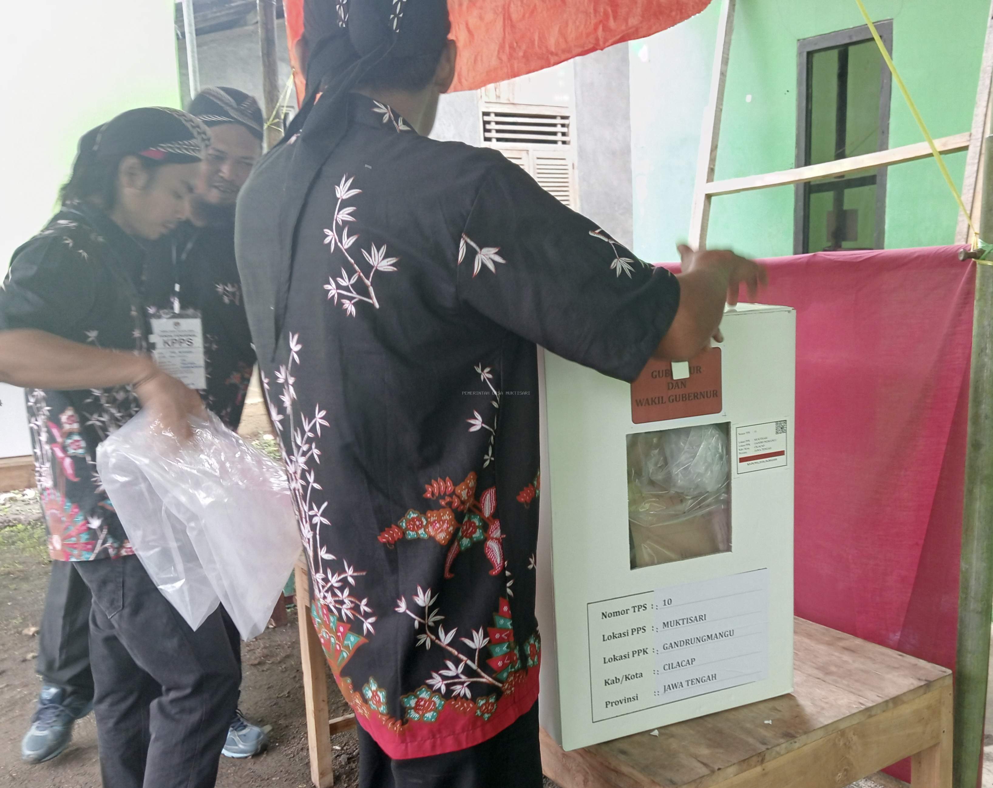 TERAKHIR! JELANG TENGAH MALAM TPS 10 KEMBALIKAN LOGISTIK KE PPS DESA MUKTISARI 