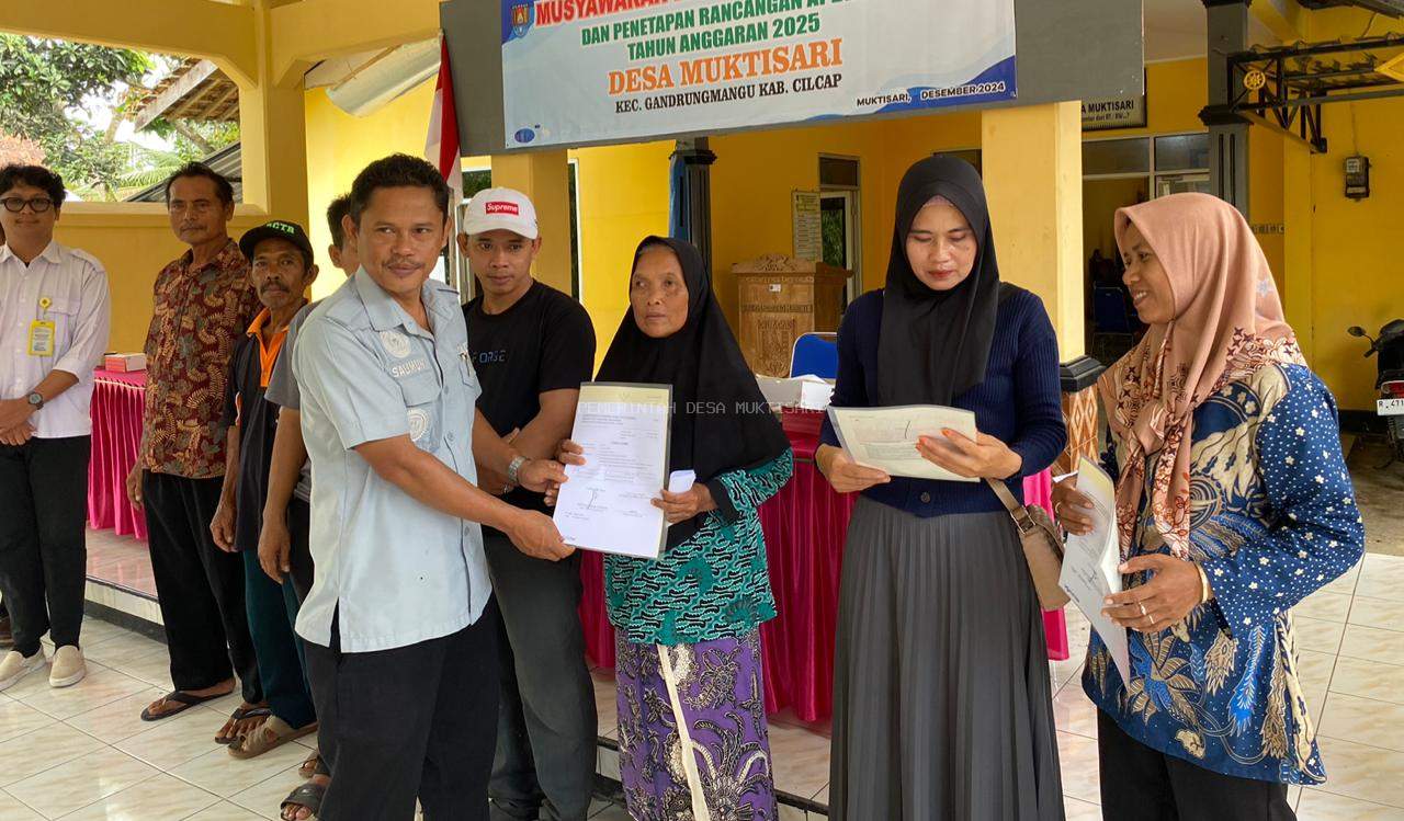 PEMBAGIAN 204 SERTIFIKAT ELEKTRONIK DESA MUKTISARI