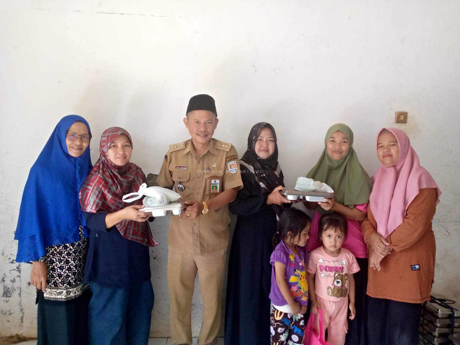 BAPAK KADES TINJAU PELAKSANAAN MBG MELATI 5 DUSUN CIBUAYA, SAMPAIKAN JUMLAH PENERIMA MANFAAT