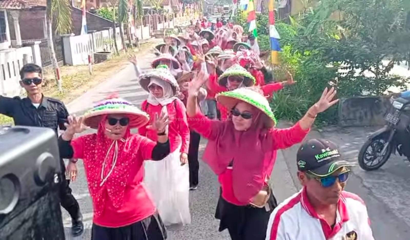 SUASANA KEGIATAN JALAN SEHAT HUT RI KE 81 TINGKAT DESA MUKTISARI
